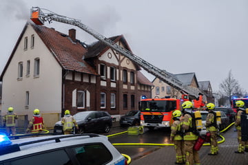 Doppelhaus geht in Flammen auf: Feuerwehr muss Dach öffnen