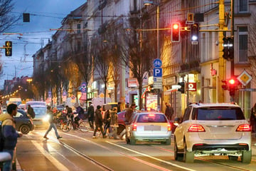 Leipzig: Mit 1,6 Promille unterwegs: BMW-Fahrer baut Unfall auf der Eisi und flüchtet