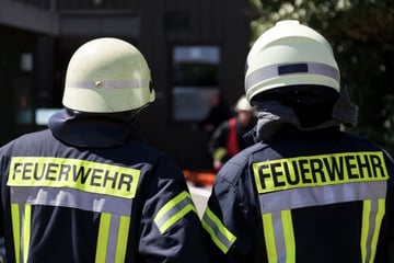Container brennt in Werkhalle: Erste Löschversuche scheitern