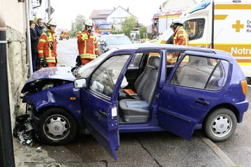 Frau knallt mit ihrem Auto gegen Hauswand und stirbt dabei