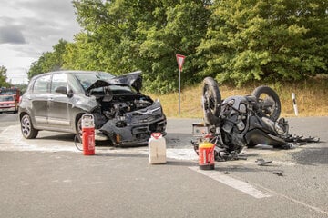 Auto kracht frontal in Motorrad: Frau mit Helikopter in Klinik geflogen