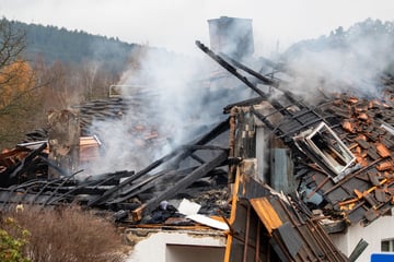 Nach Wohnhaus-Explosion mit Schwerverletztem: Ermittler sichern mehrere Gasflaschen