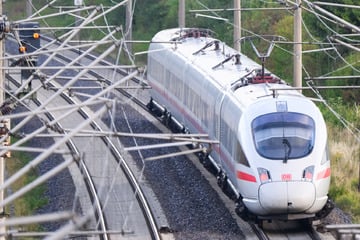 Aus Sorge um sein Gepäck: Mann klammert sich außen an fahrenden ICE - Notbremsung