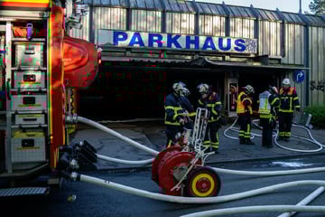 36 Autos brennen bei Feuer in Bad Homburger Parkhaus: War es Brandstiftung?
