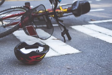 Übler Crash in der Magdeburger Innenstadt: Radfahrerin muss ins Krankenhaus