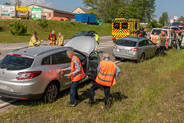 Unfall auf Bundesstraße im Erzgebirge: Drei Autos krachen zusammen