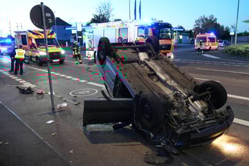 Leipzig: Auto überschlägt sich nach Crash im Kreuzungsbereich