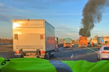 München: Auto geht auf der A99 in Flammen auf: Fahrbahn voll Diesel