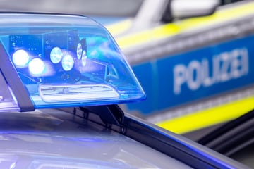 Stein von Brücke auf A66 geworfen: Brocken kracht durch Scheibe, Insassen haben Glück im Unglück