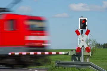 Schranke war zu: Radfahrer wird von Güterzug erfasst und stirbt