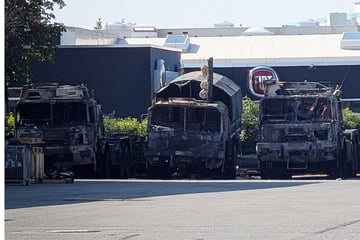 Mehrere Militärfahrzeuge bei Brand zerstört