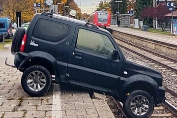 Offroader auf Abwegen: Geländewagen sorgt für Gleissperrung