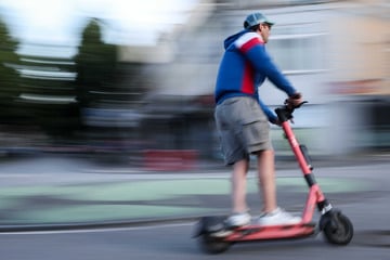 Crash in Spandau: Junger E-Scooter-Fahrer 20 Meter durch die Luft geschleudert