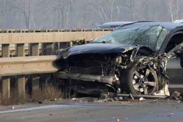 Nach Horror-Unfall auf der A1: Polizei spürt Flüchtige in Waldgebiet auf