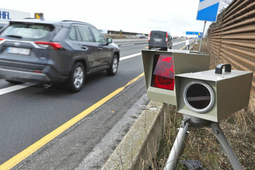 Polizei erwischt Raser auf A4: Mini "fliegt" über Autobahn