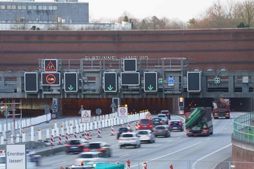 Hamburg: Starke Belastung durch Lkw - Hauptfahrstreifen auf A7 wird ab Freitag repariert