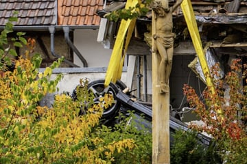 Frau fährt mit Auto gegen Hauswand und stirbt