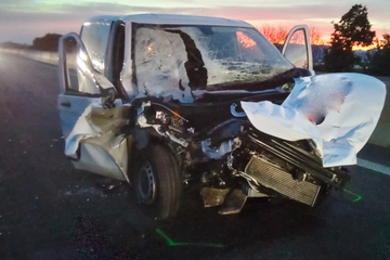 Unfall A5: Mercedes-Transporter kracht auf Autobahn in Anhänger
