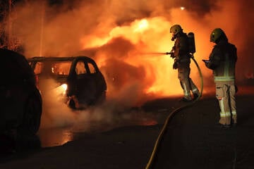 Berlin: Brandstiftung? Zwei Autos in Berlin-Lichtenberg abgefackelt