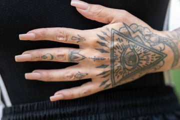 Gericht hat entschieden: Frau mit Handtattoos wird Kriminalpolizistin