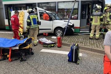 Straßenbahn-Unfall in Magdeburg: Feuerwehr muss Fahrer befreien