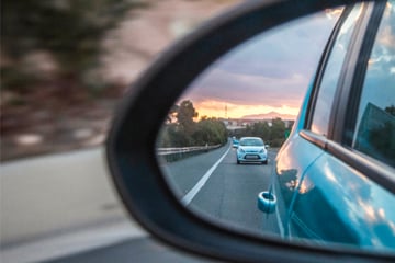 Fahranfänger überholt Auto auf B184: Plötzlich rast die Fahrerin ihm hinterher