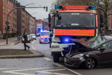 Feuerwehrauto kracht auf Einsatzfahrt in Ford: Fahrer verletzt