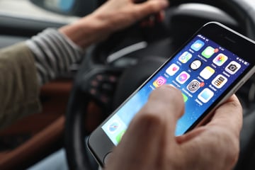 Handy am Steuer! So viele Menschen wurden während Kontrollwoche in Hessen ertappt