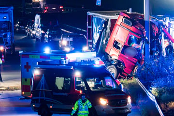 Horror-Unfall auf der A67: Lkw-Fahrer stirbt - Stahlrollen schleudern über Autobahn