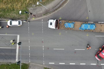 Ampel zeigte rot: Lkw kracht in Auto und verletzt Insassen schwer