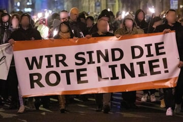 Mit Kindern und Fackeln unterwegs: Corona-Protest ohne Polizei in Thüringen