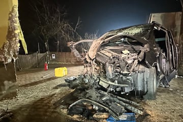 Mercedes kracht gegen Hauswand, Fahrer schwer verletzt: War Alkohol im Spiel?