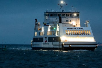 Erster Herbststurm des Jahres stoppt Nordsee-Fähren