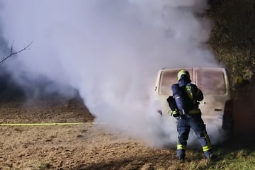 Mercedes brennt aus: Polizei ermittelt wegen Brandstiftung und sucht Zeugen