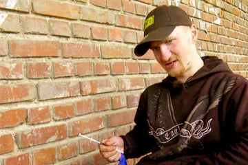 Als Junkie Alex sich mitten im Müll Schuss Heroin setzt, offenbart er traurige Diagnose