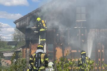 Großeinsatz für die Feuerwehr: Holzhaus geht in Flammen auf
