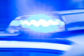 Junge Frau auf Heimweg krankenhausreif geprügelt: Ermittler durchsuchen zwei Wohnungen in Sachsen