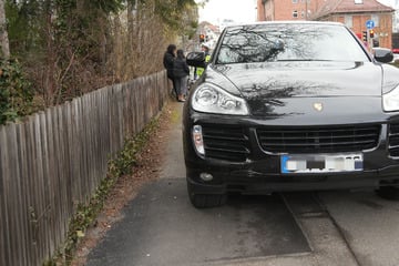 Vierjähriger will mit Mutter Straße überqueren und wird von Porsche erfasst