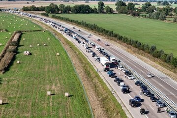 Unfall A24: Lkw kracht in Mittelleitplanke: Kilometerlanger Stau auf A24