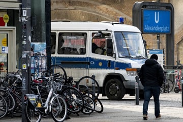 Berlin: Mann nach Streit am Alexanderplatz niedergestochen: Not-OP!