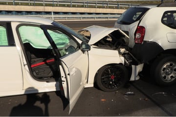 Unfall A72: Landkreis Leipzig: Drei Autos krachen an A72-Auffahrt zusammen