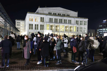 Leipzig: "Maske auf, Nazis raus": Hunderte Menschen demonstrieren gegen Querdenker