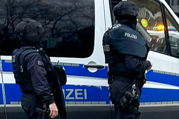 Frankfurt: Wegen Frau mit Waffe: Großer Polizeieinsatz in Frankfurt!