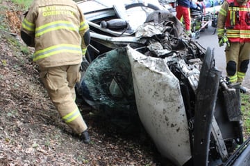 Heftiger Crash auf Landstraße: 21-Jähriger kracht gegen Baum und überschlägt sich