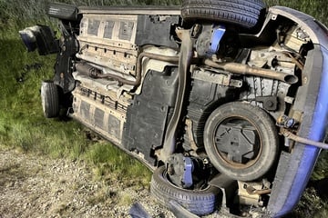 Citroën überschlägt sich auf A9: Zwei Personen verletzt, Auto im Graben