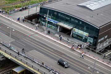 Berlin: S-Bahnhof Warschauer Straße komplett geräumt: Was war da los?