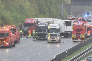 Unfall A1: A1 in Hamburg nach Unfall mit drei Lastwagen stundenlang gesperrt