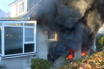 Hamburg: Brand in Doppelhaushälfte: Einsatzkräfte finden leblose Person im Keller