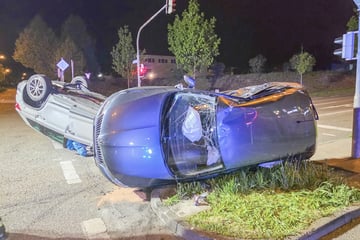 Rote Ampel übersehen? Auto überschlägt sich