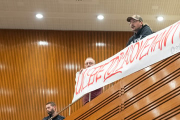 Rüstungsgegner stören Leipziger Stadtrat: "Kann nicht sein, dass wir mit schwammigen Antworten abgespeist werden"